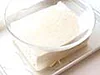 ((豆腐の水切り)) バットにのせて表面に塩少々をふり、皿などで重しをして20分以上おき、出てきた水分を捨てる。水きりと同時に下味もつけることができる。