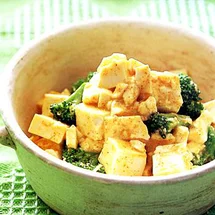 豆腐とブロッコリーのカレーマヨサラダ