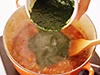 ほうれん草のピュレは最後に加えて色鮮やかに仕上げる