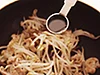 もやしは水分が出やすいので強火で炒めて手早く仕上げる