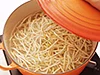 豆もやしはふたをして水からゆでる