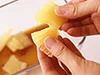 さました漬け汁に数の子をちぎって入れていく