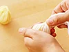 右手で軽く絞りながら左手でやさしくつぶすようにして整形する