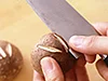 しいたけは松の枝の形に。左右から包丁で斜めに切り目を入れる