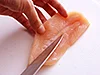 厚みを均一に。火が早く通るのでパサパサになるのを防ぐ効果も