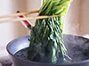 色が変わる程度にゆでればOK。冷水にさらしてアクを抜く