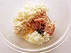 ハンバーグだねの材料をすべてボウルに