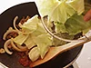 野菜は火が通るのに時間のかかる順に加えていく