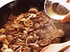 汁けがある材料を加える前にワインを加えて牛肉に風味をつける