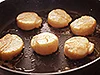 帆立は小麦粉をまぶしてバターで焼き、うまみを閉じ込めてからいったん取り出す。火を通しすぎるとかたくなるので表面を軽く焼く程度に。