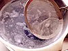 しじみを水から煮てだしをとる。アクはていねいに除く