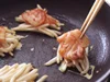 上の面が固まる前にキムチをのせ、すぐに裏返す