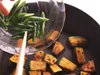 火の通りが悪いかぼちゃは蒸し焼きにして時間を短縮。