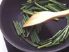 オリーブ油、赤とうがらしとともに加熱して香りを出す