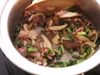 香りとうまみを引き出すため、初めに材料を炒めて油をからめる