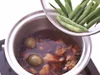 とり肉を充分やわらかく煮たところに、いんげんを加える