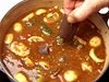 ビーフシチューの素を加えることでまろやかさが増し、辛みがやわらぐ