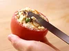 くずした豆腐は、バターナイフなどでふんわりとトマトに詰める