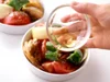 彩りよく具を盛り、オリーブ油を回しかけてからオーブンへ