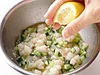 レモン汁をふりかけて甘えびの身をひきしめる。皮ごと搾ると香りがよい