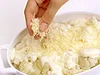 残りはソースの上から散らしてこんがりとした焼き色をつける。