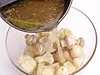 煮立てたピクルス液をかけてそのままさます。こうすると味がよくなじむ