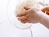 塩で軽くもんでしばらくおき、しんなりしたら水分をギュッと絞る
