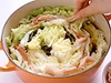 すき間なく詰めた白菜の間に、広げた豚肉と高菜漬けを均等にはさむ