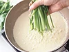 同じフライパンに生クリームを入れて煮立て、ほうれん草の下のほうから入れて煮る
