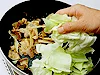 キャベツは炒めすぎると歯ごたえが悪くなるので手早くすること