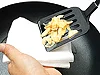 薄く色づいたらペーパータオルなどにとると余熱で火が入りカリッとなる