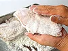粉を薄くむらなくつけるには、よくつけて、よくはたくのがコツ