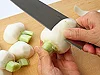 皮はかたい筋の部分が残らないよう、厚めにむく