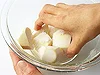塩をふりもんでぬめりを出し水で洗い流す。この方法だと煮汁にとろみがつく