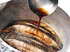 煮汁を回しかける。特に卵は火が通りにくいので何回も