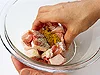 肉の下味にカレー粉を加えると仕上がりの味がキリッとしまる