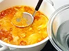 アクを取り除くと味も仕上がりの状態もきれいになる