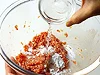水を加えると、口当たりよく仕上がる。片栗粉はまとめる役割を果たす