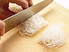 機械で切ったつまはぐるぐるとむくので長くそのままだと食べにくい