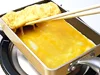 気泡をつぶしながら焼き、ある程度固まったら向こうから手前へ巻く