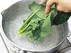 大量に入れると湯の温度が一気に下がるので２回に分けて