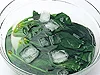 ほうれん草はアクがあるので、ゆでたあと水にさらしてアクを抜く
