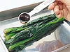 しょうゆで下味をつける(しょうゆ洗いという)