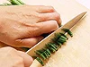 品種により筋がないものが多い。さや元を切り落とすだけでよい