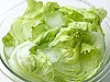 大きい葉のまま冷水に放しシャキッとさせる