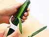 縞になるようにところどころむくと彩りがよくドレッシングのからみもよくなる