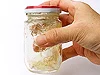 密閉できるビンなどを使うと便利。油を入れると溶けにくくなる
