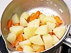 弱火にかけて鍋をゆすり(粉ふきという)、水分をとばす