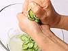 下味をつけると同時に余分な水分を抜くため。塩がまわったらよくもむ