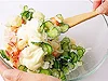 きゅうりと玉ねぎはほぐして加えるとむらなく混ざりやすい